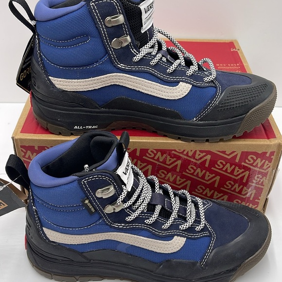 Vans WMNS Ultrarange Exo Hi
Navy/Black
VN0005VANGV
Sneakers - Picture 2 of 16